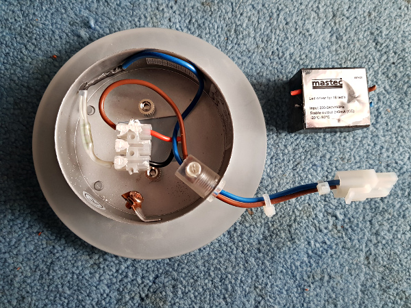 230V raus, 12V rein: Umgerüstete Lampe von hinten